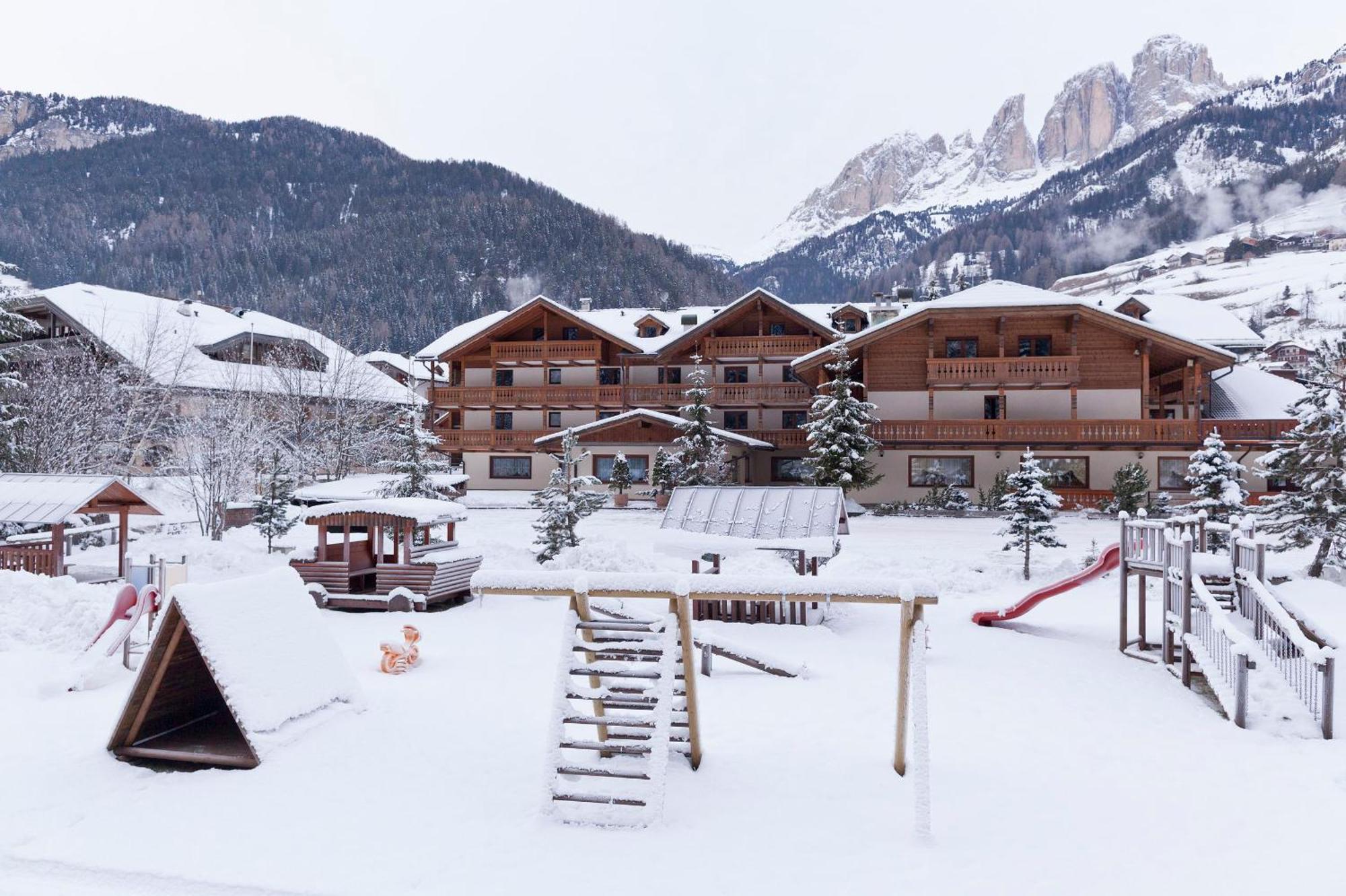 Hotel Sella Ronda Serenella Campitello di Fassa Exterior foto