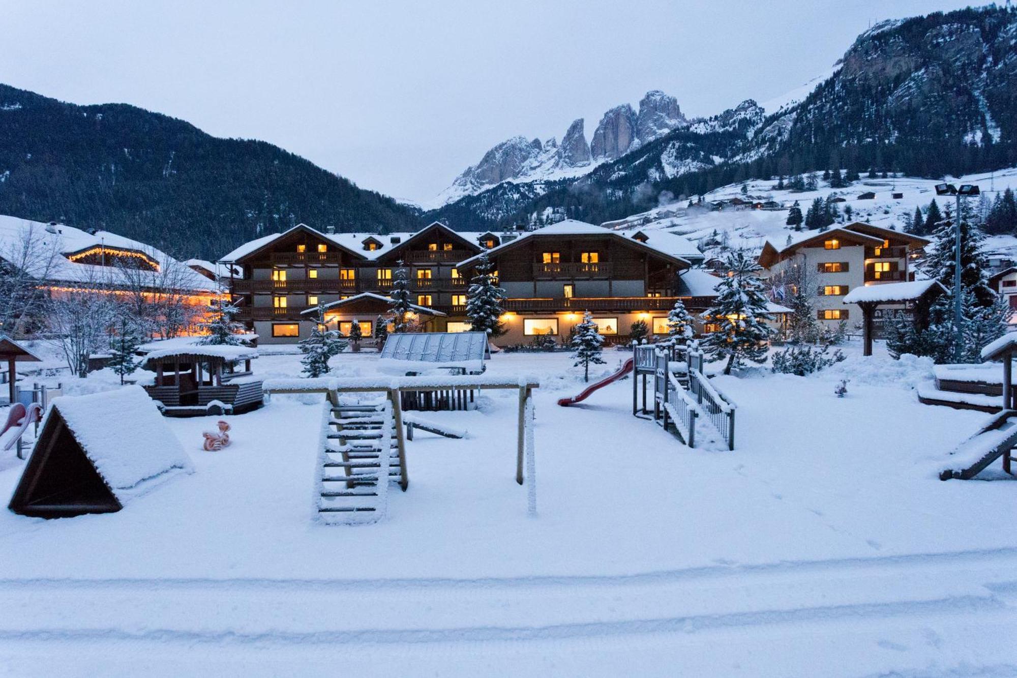 Hotel Sella Ronda Serenella Campitello di Fassa Exterior foto