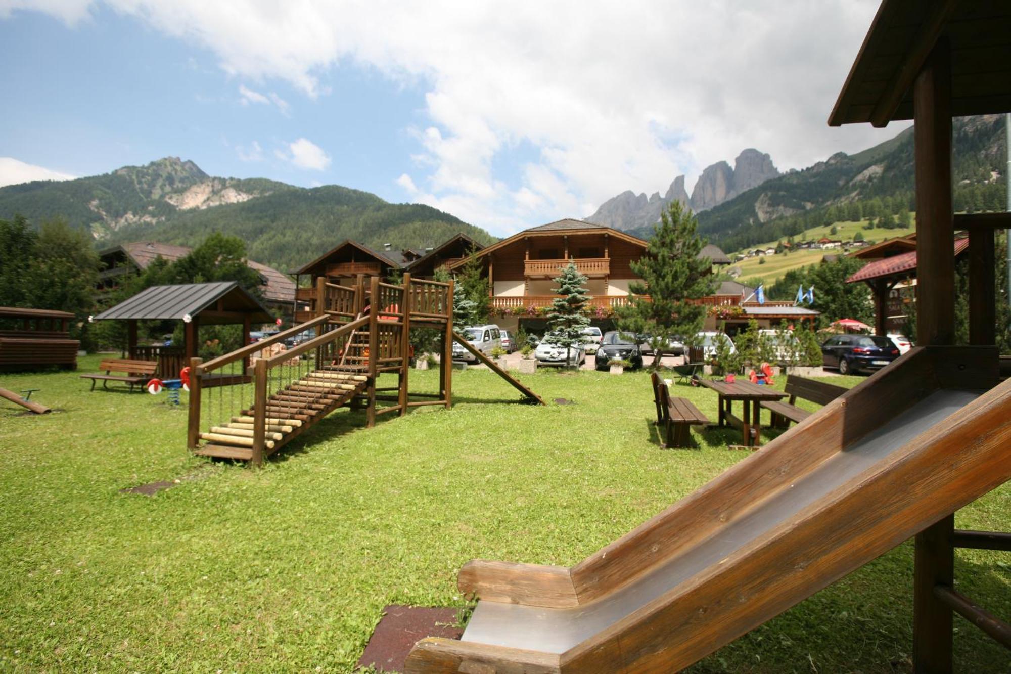 Hotel Sella Ronda Serenella Campitello di Fassa Exterior foto